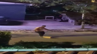 Otostop çektiği araçların durması için yola taş koydu