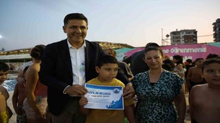 Özel bireyler havuzda engellerini aştı, 500 çocuk yüzme öğrendi