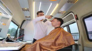 (ÖZEL) Tek telefonla müşterinin ayağına giden berber dükkânı