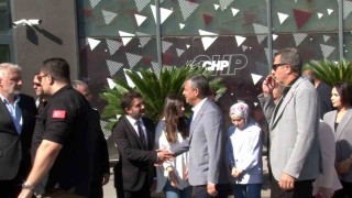 Özgür Özel CHPnin Sarıyerde bulunan parti binasına geldi