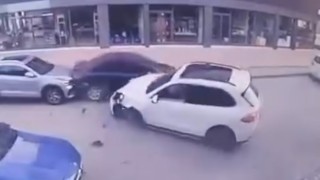 Panelvan ile çarpışan Porschenin tekeri koptu