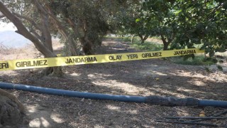 Para için arkadaşını narenciye bahçesinde satırla doğrayan şahıs yakalandı