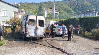 Park halinde alevlere teslim olan panelvan araç yandı