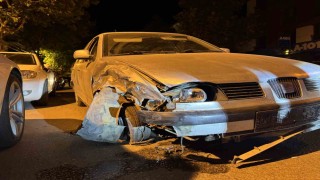 Park halindeki 2 araca çarpan otomobil sürücüsü olay yerinden kaçtı
