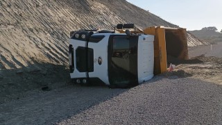 Park halindeki kamyon hareket edip devrildi