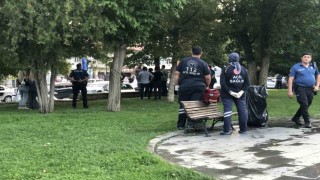 Parkta kızlarının gözü önünde bıçağı boğazına dayayan adamı polisler ikna etti
