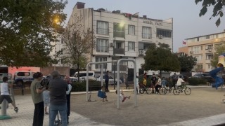 Parkta oyun oynayan çocuğa yorgun mermi isabet etti