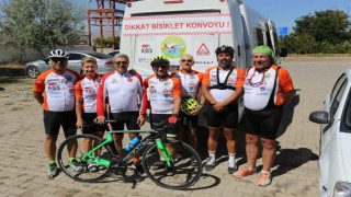 Patnosa gelen Türk ve ABDli bisikletlilerden eğitime destek