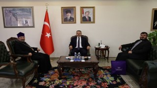 Patriğin ziyareti öncesi çift başlı kartal figürlü tablonun asılı olmadığı görüldü