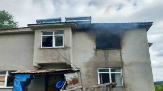 Perdenin tutuşmasıyla ev yandı: Eşyalar kül oldu