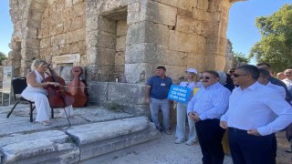 Pergede sağlık için yürüdüler