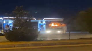 Pikap alevler arasında akaryakıt istasyonuna girdi