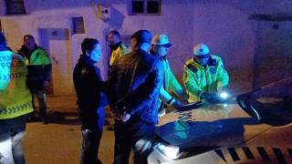 Plakasız otomobille polisten kaçtılar, duvara çarpınca yakalandılar