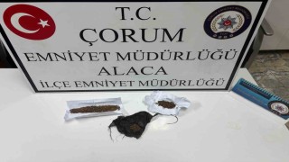 Polis ekiplerini görüncü uyuşturucuyu aracın camından dışarı attılar