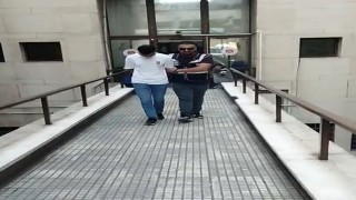 Polisi gören firari, çimlere yatıp ölü taklidi yaptı