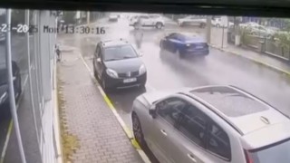 Polisin dur ihtarına uymayan sürücü önce yayalara, ardından araçlara çarptı