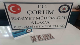 Polisin durdurduğu şahısların üzerinden 56 adet sentetik ecza hapı çıktı