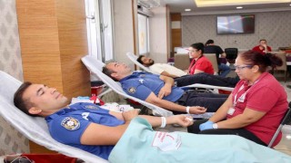 Polisler kan bağışına dikkat çekti