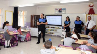 Polislerden öğrencilere kitap hediyesi