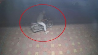 Rahatlığıyla pes dedirten hırsız, saniyeler içerisinde motosiklete kendi malı gibi binip gitti