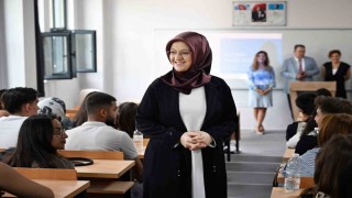 Rektör Kibar fakültelerde ilk ders heyecanını paylaştı