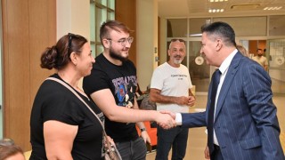 Rektör Uzun Kayıt Yaptıran Öğrenciler ve Ailelerle Buluştu