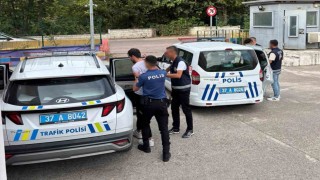 Restoranda yemek yiyen polis memurunu darp ettiler: 3 tutuklama