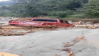 Rizede 2 araç sel sularına kapıldı