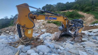 Rizedeki sel ve heyelanlar sonrası 4 gündür yolu kapalı olan Deremezra Köyüne ulaşım sağlandı