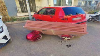 Rüzgarda uçan havalandırma cihazı aracın üzerine düştü