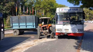 Safari için yolcu toplayan otobüs ile otelden çıkan traktör çarpıştı: 1i turist 2 yaralı