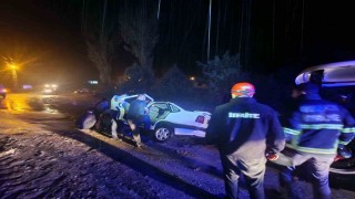 Sağanak sonrası çamura saplanan araç mahsur kaldı