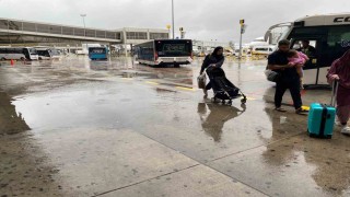 Sağanak yağış Sabiha Gökçendeki yolculara zor anlar yaşattı