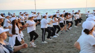 Sahilde spor yapmanın tadını çıkardılar