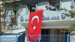 Saldırının olduğu sokak Türk bayraklarıyla donatıldı