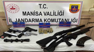 Salihlide ikametten çok sayıda ruhsatsız tabanca ve tüfek çıktı