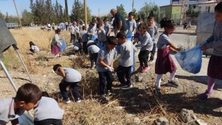 Şamsatta öğrenciler temizlik için sokaklarda
