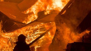 Samsunda kereste fabrikası alev alev yanıyor