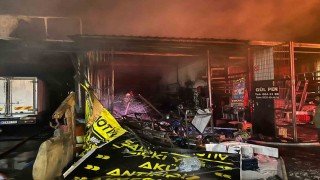 Sanayi sitesindeki yangında 7 iş yeri ve 3 araç yandı