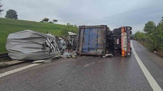 Sancaktepede virajı alamayan hurda yüklü kamyon yan yattı: 1 yaralı