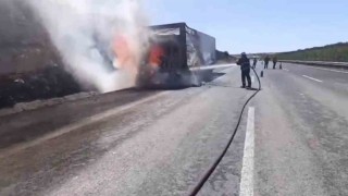 Şanlıurfada saman yüklü tır alev alev yandı