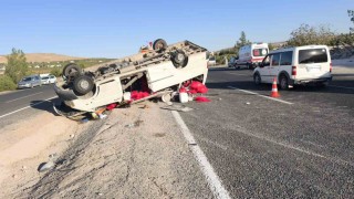 Şanlıurfada tarım işçilerini taşıyan minibüs devrildi: 20 yaralı