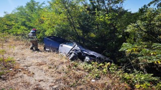 Şarampole uçan otomobildeki 3 kişi yaralandı