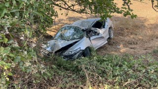 Şarampole yuvarlanan otomobil ağaçlara çarparak durabildi: 1 ağır yaralı