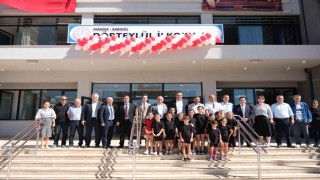 Sarıgölün en büyük okulu yeni binasında ilk törenini yaptı