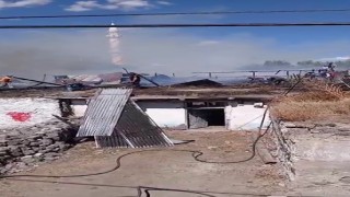 Sarıkamışta çıkan yangında 2 ev yandı
