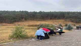 Sarıkamışta gençler çevre temizliği yaptı