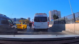 Şehir eşkıyaları yol kesip minibüs şoförünü dövdü