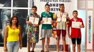 Şehitkamil’in genç yüzücüleri kürsüleri doldurdu