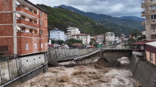 Sel suları Borçkadaki asırlık tarihi köprüyü yıktı
